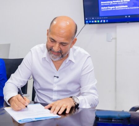 Prefeito Robério concede reajuste salarial de 5,4% para professores e 6,79% aos agentes de saúde 12