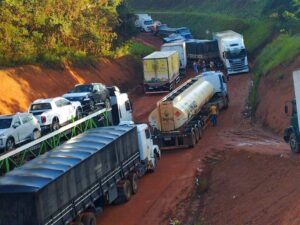 Chuvas deixam desvio da BR-101 tomado por atoleiros e caminhoneiros enfrentam horas de espera 117