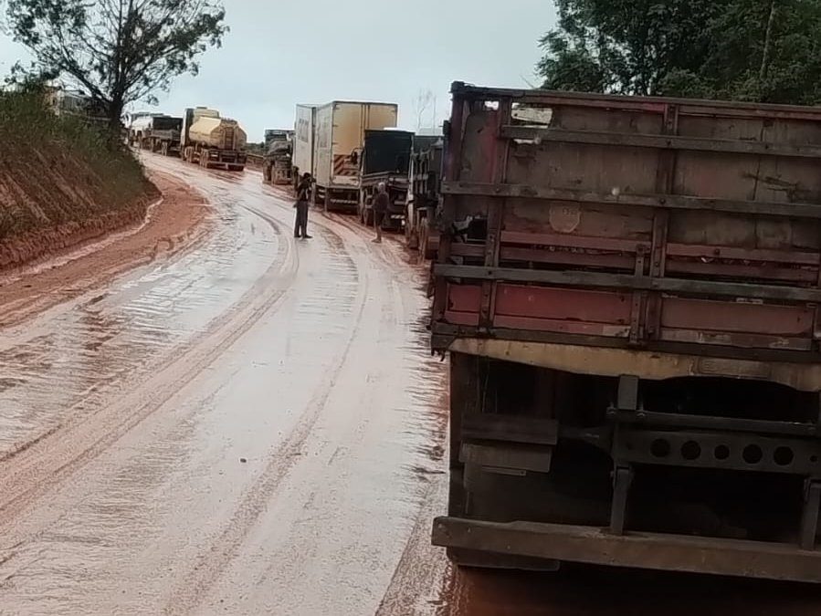 Chuvas deixam desvio da BR-101 tomado por atoleiros e caminhoneiros enfrentam horas de espera 6