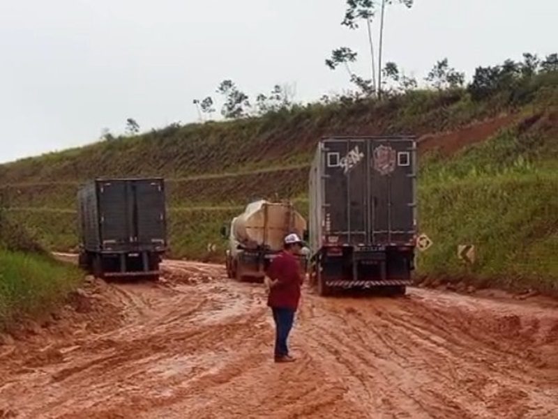 Chuvas deixam desvio da BR-101 tomado por atoleiros e caminhoneiros enfrentam horas de espera 5