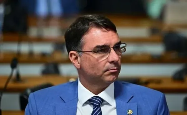 Jair Bolsonaro está muito inchado, diz Carlos após visitar pai na UTI 5