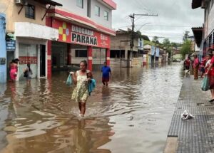 Enchente em Medeiros Neto deixa famílias desabrigadas após rios voltarem a subir Enchente em Medeiros Neto deixa famílias desabrigadas após rios voltarem a subir 118