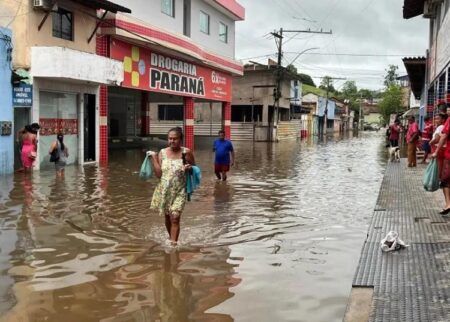 Enchente em Medeiros Neto deixa famílias desabrigadas após rios voltarem a subir Enchente em Medeiros Neto deixa famílias desabrigadas após rios voltarem a subir 126