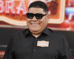 Cantor Rony Camargo, natural de Guaratinga, brilha em programa da TV Globo e avança em competição nacional 3