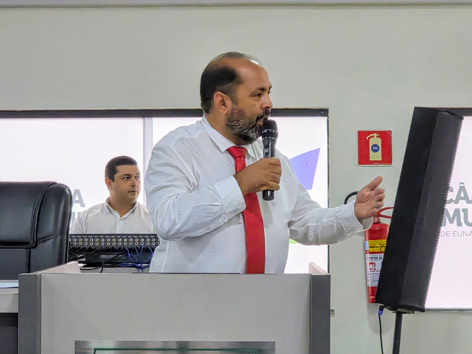 Vereadores aprovam redução da taxa de esgoto de 80% para 40% em Eunápolis 5