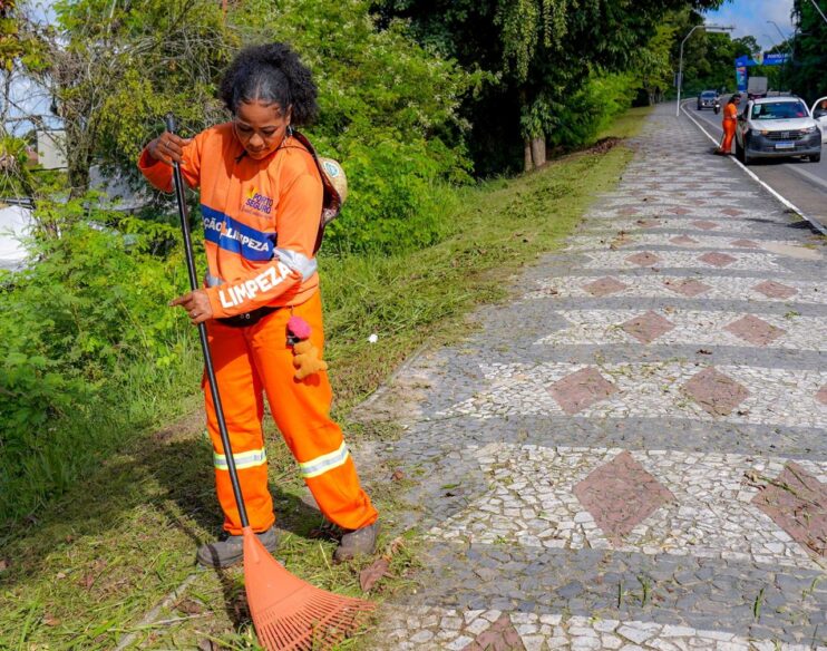 Equipes do Ação + Limpeza da Prefeitura de Porto Seguro reforçam serviços no Centro e Orla Norte 16