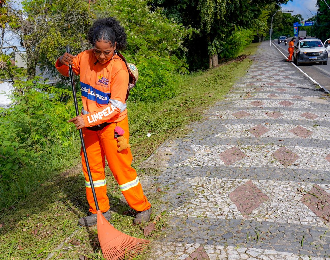 Equipes do Ação + Limpeza da Prefeitura de Porto Seguro reforçam serviços no Centro e Orla Norte 6