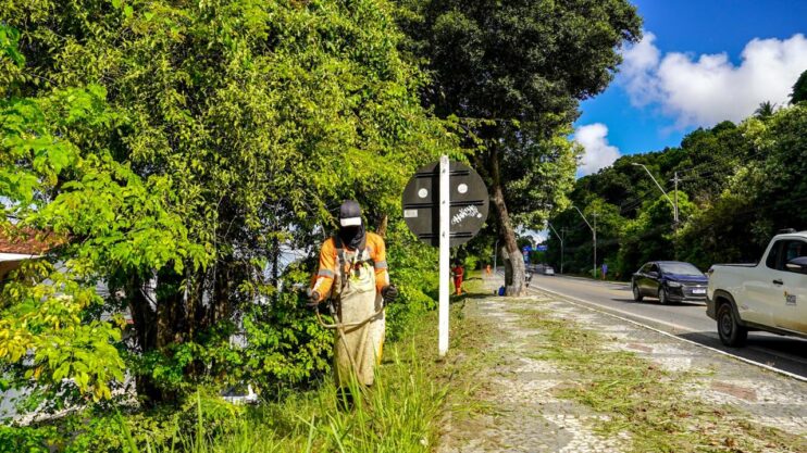 Equipes do Ação + Limpeza da Prefeitura de Porto Seguro reforçam serviços no Centro e Orla Norte 14