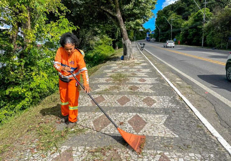 Equipes do Ação + Limpeza da Prefeitura de Porto Seguro reforçam serviços no Centro e Orla Norte 9