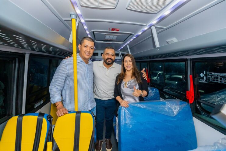 Deputada Cláudia Oliveira entrega ônibus escolar em Guaratinga 17