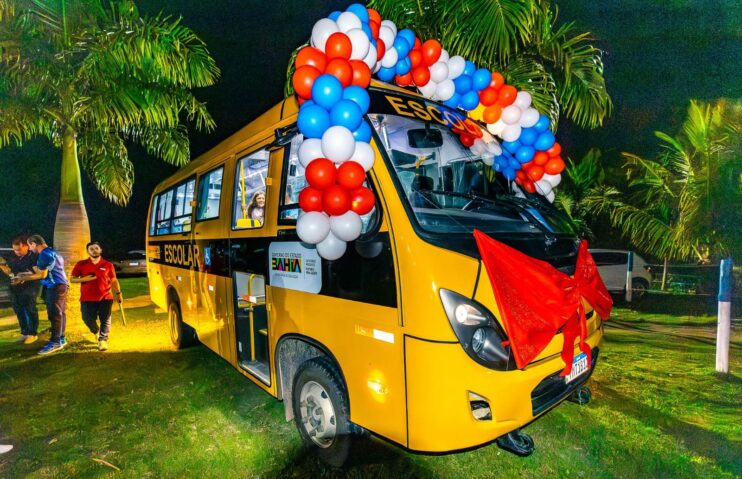 Deputada Cláudia Oliveira entrega ônibus escolar em Guaratinga 11