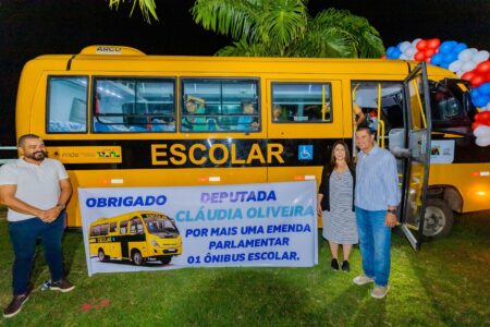 Deputada Cláudia Oliveira entrega ônibus escolar em Guaratinga 229