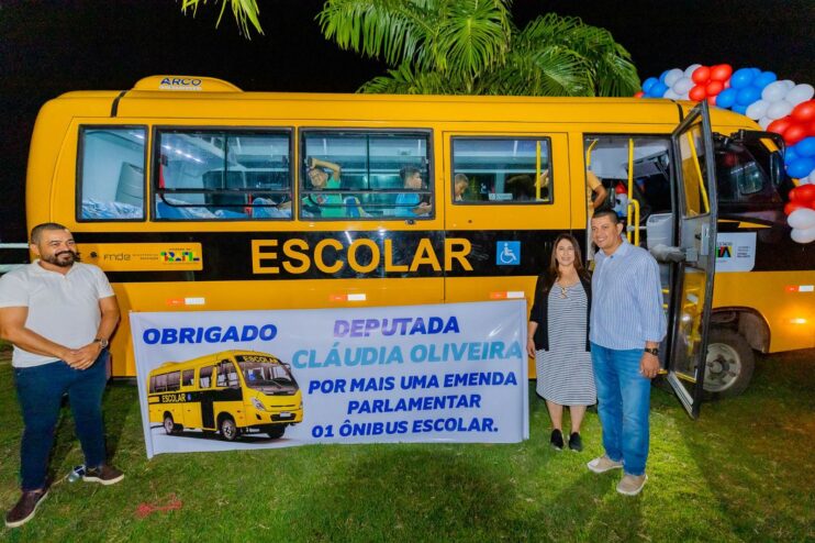 Deputada Cláudia Oliveira entrega ônibus escolar em Guaratinga 4