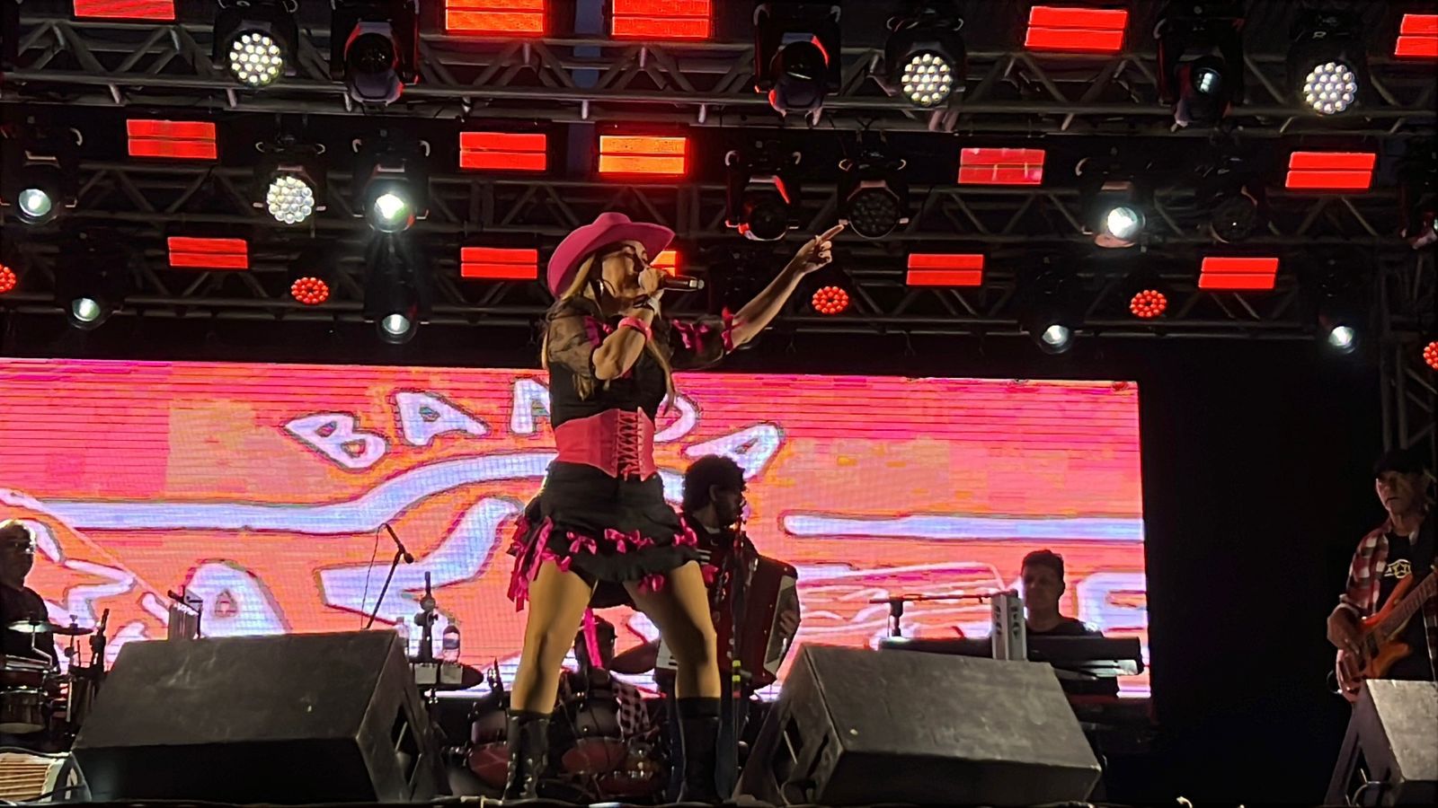 Rala Fivela anima público em Salinas (MG) com noite de muito forró e sertanejo 4