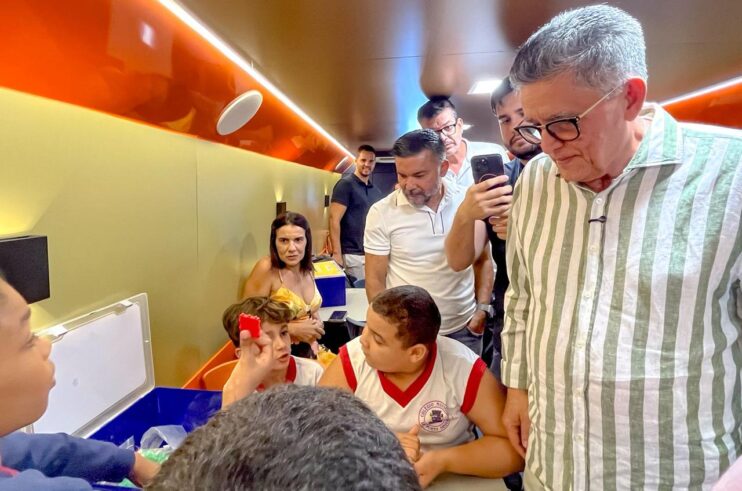 Prefeito visita projeto de robótica e avalia rumos da educação 21