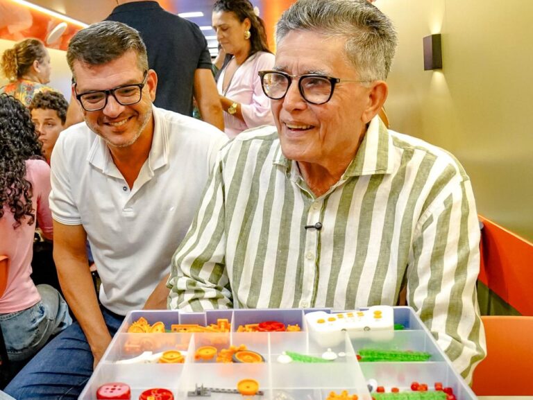 Prefeito visita projeto de robótica e avalia rumos da educação 120