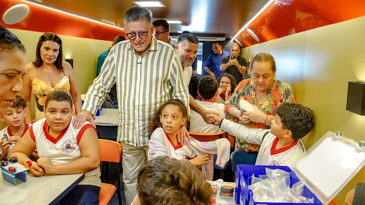 Prefeito visita projeto de robótica e avalia rumos da educação 7