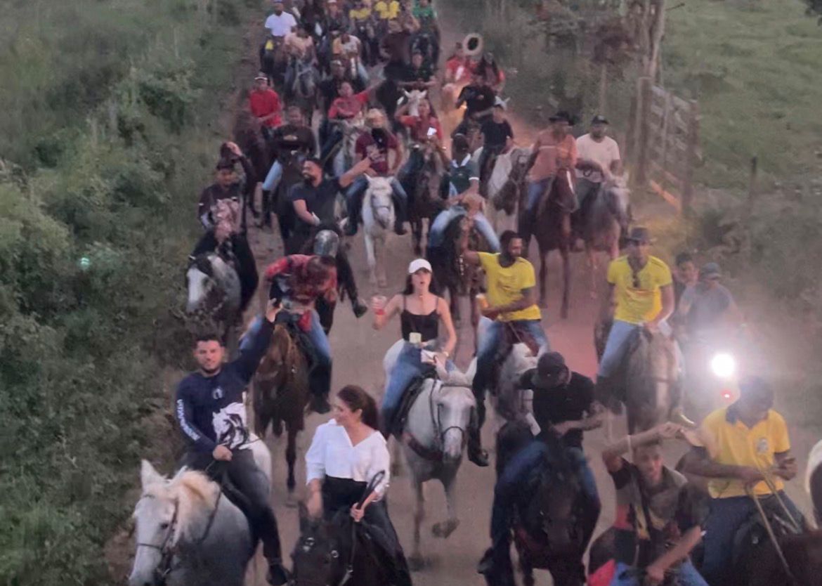 Enzo O Bruxo levanta multidão na Cavalgada de São Jorge em Dom Macedo Costa 4