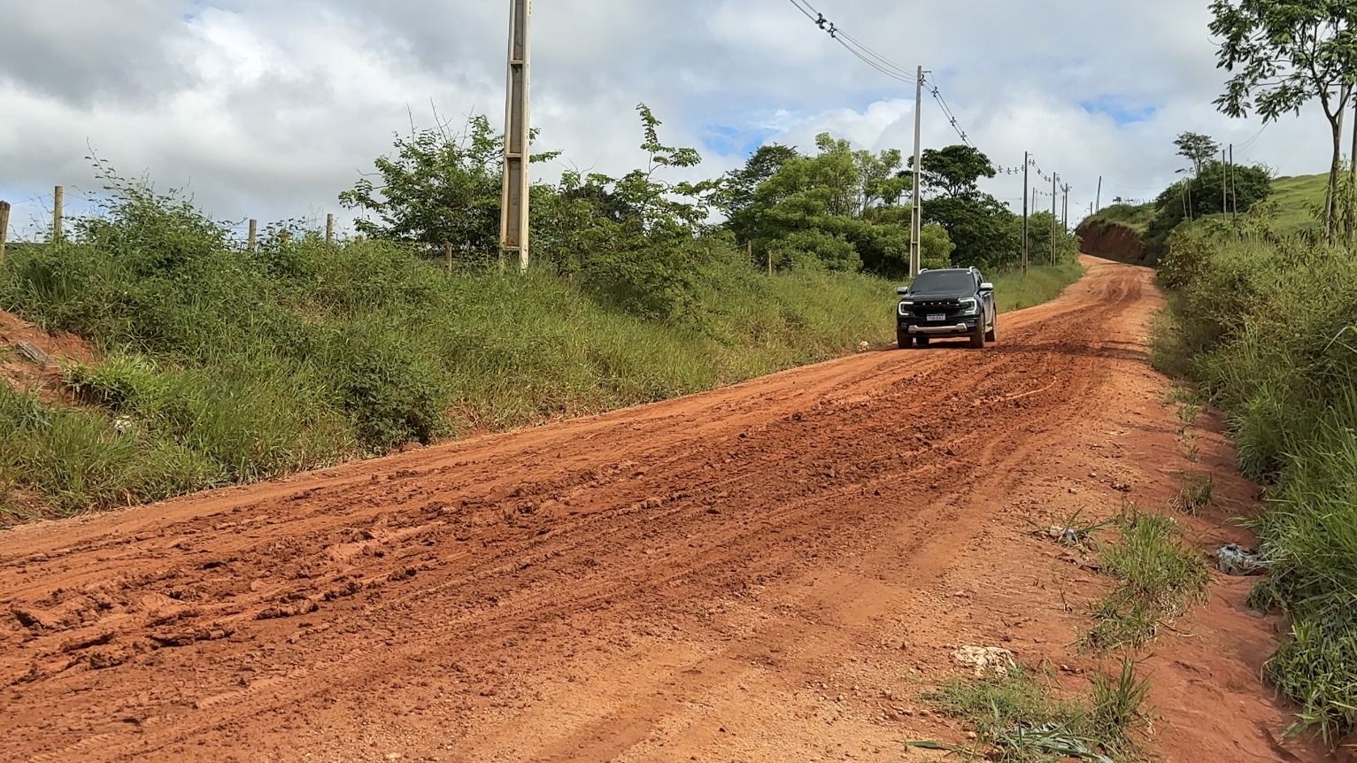Fruto de indicação da Deputada Cláudia Oliveira, Governador Jerônimo Rodrigues autoriza licitação para asfalto da BA-283 em Guaratinga 5