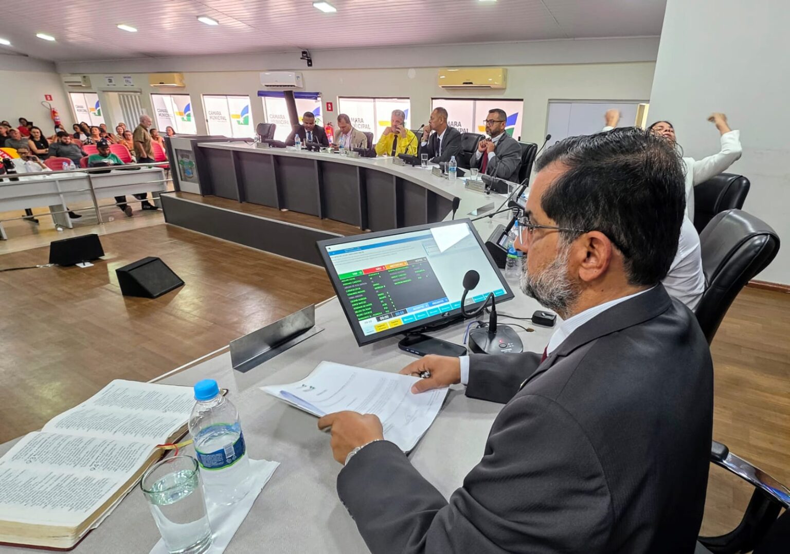 EUNÁPOLIS: Vereadores aprovam reajuste de 8% para servidores municipais 11