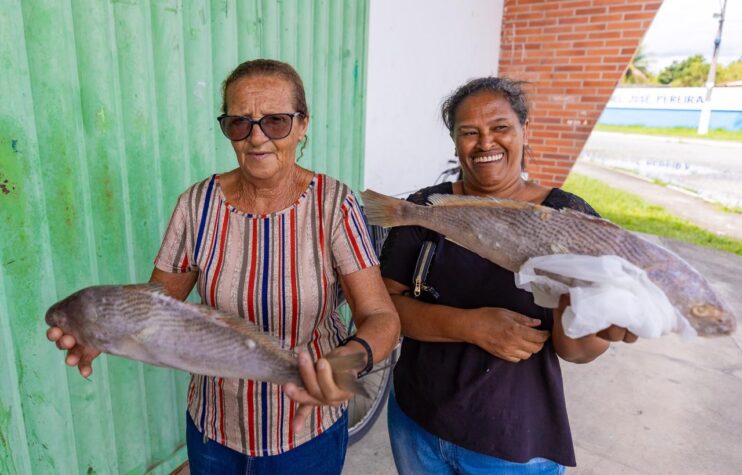 a69a326b-fcf4-4d56-b34e-0ca61432e0b2 Prefeitura de Eunápolis distribui 20 toneladas de peixe para famílias em situação de vulnerabilidade 10