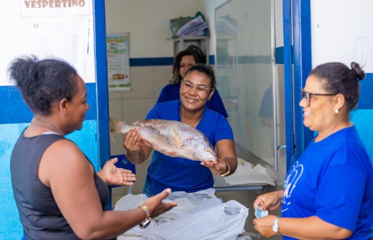 Prefeitura de Eunápolis distribui 20 toneladas de peixe para famílias em situação de vulnerabilidade Prefeitura de Eunápolis distribui 20 toneladas de peixe para famílias em situação de vulnerabilidade 4