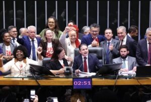 PEC do fim da escala 6 x 1 depende, agora, de aprovação no Senado PEC do fim da escala 6 x 1 depende, agora, de aprovação no Senado 1