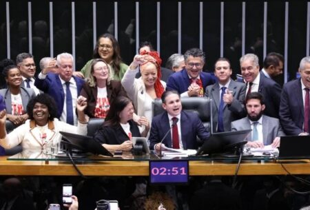 PEC do fim da escala 6 x 1 depende, agora, de aprovação no Senado PEC do fim da escala 6 x 1 depende, agora, de aprovação no Senado 9