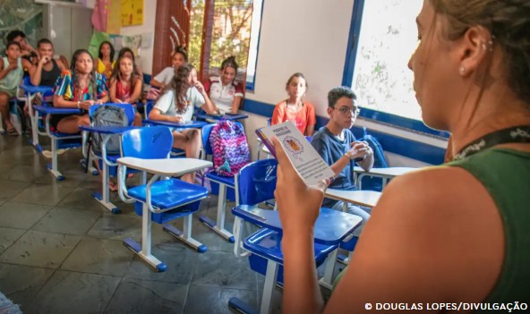 Dores menstruais tiram das aulas 4 em cada 10 alunas no país Dores menstruais tiram das aulas 4 em cada 10 alunas no país 4
