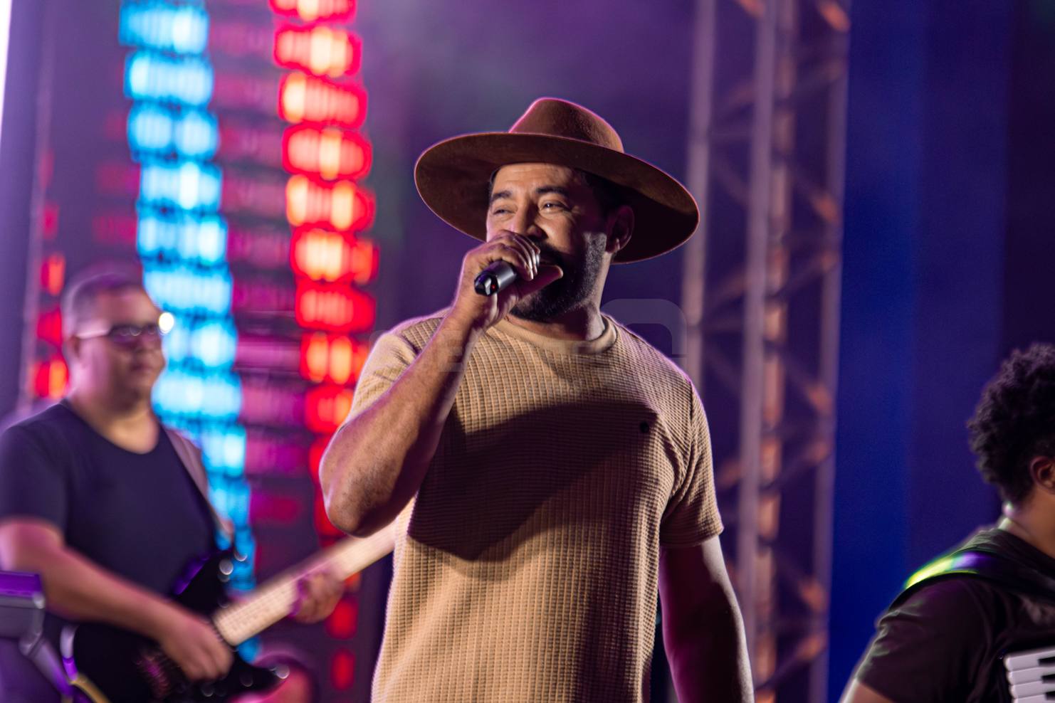Léo Santana leva público ao delírio no aniversário de 38 anos de Eunápolis 7