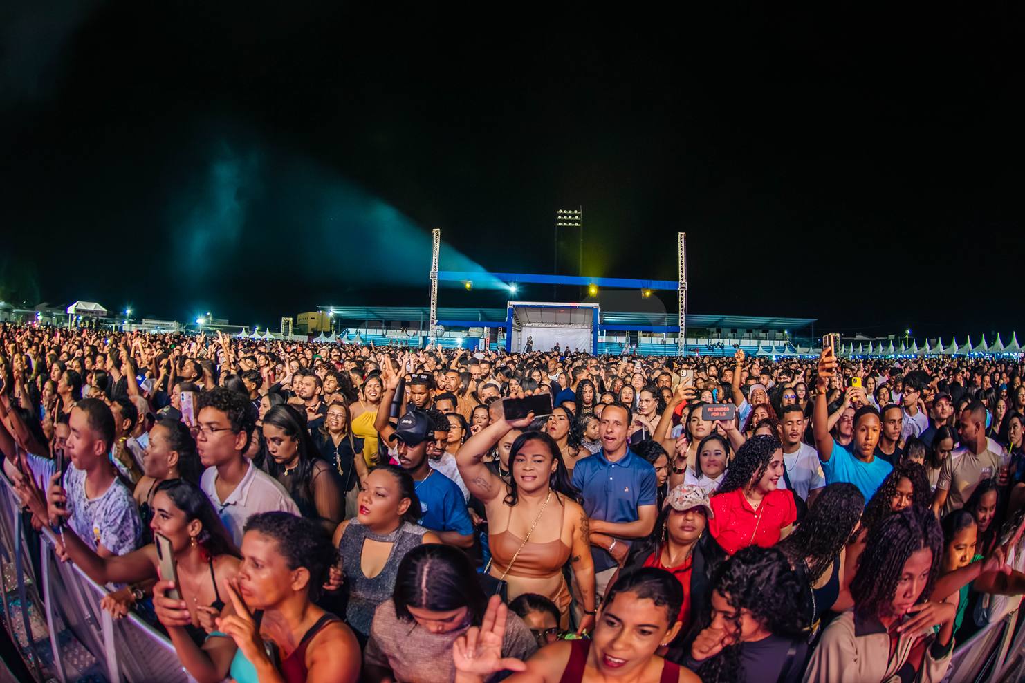 Léo Santana leva público ao delírio no aniversário de 38 anos de Eunápolis 5