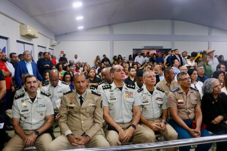 Noite de muita emoção marca entrega de Comenda e Títulos de Cidadania na Câmara de Eunápolis 46