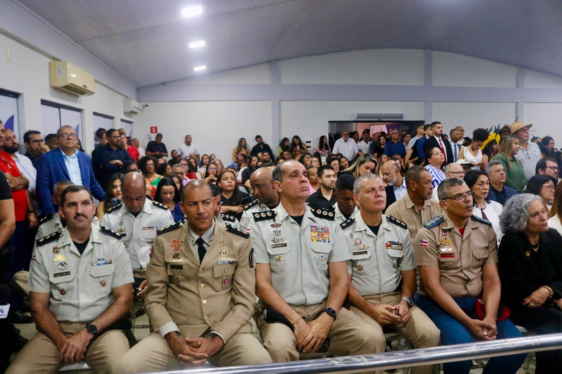 Noite de muita emoção marca entrega de Comenda e Títulos de Cidadania na Câmara de Eunápolis 8