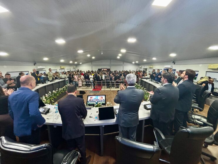 Noite de muita emoção marca entrega de Comenda e Títulos de Cidadania na Câmara de Eunápolis 45