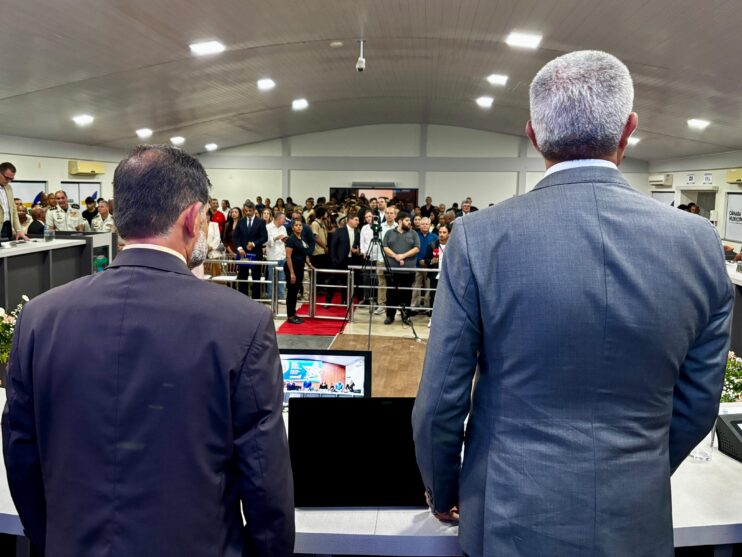Noite de muita emoção marca entrega de Comenda e Títulos de Cidadania na Câmara de Eunápolis 44
