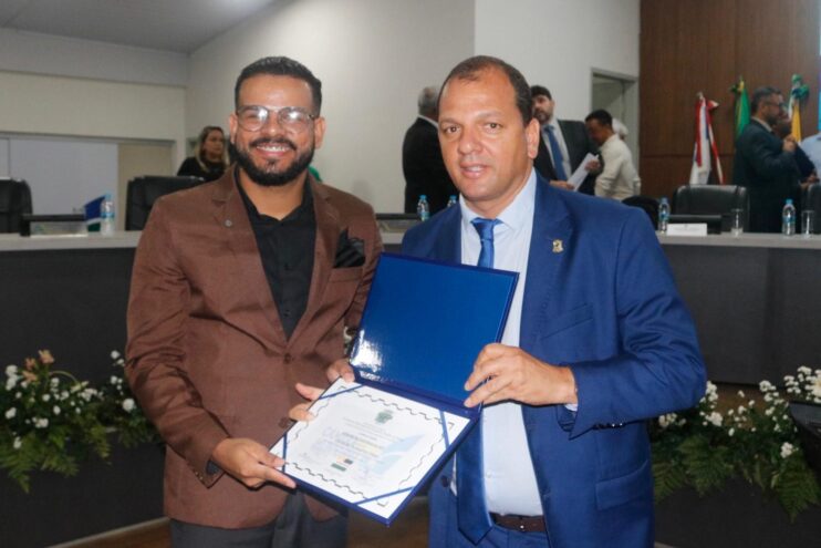Noite de muita emoção marca entrega de Comenda e Títulos de Cidadania na Câmara de Eunápolis 38