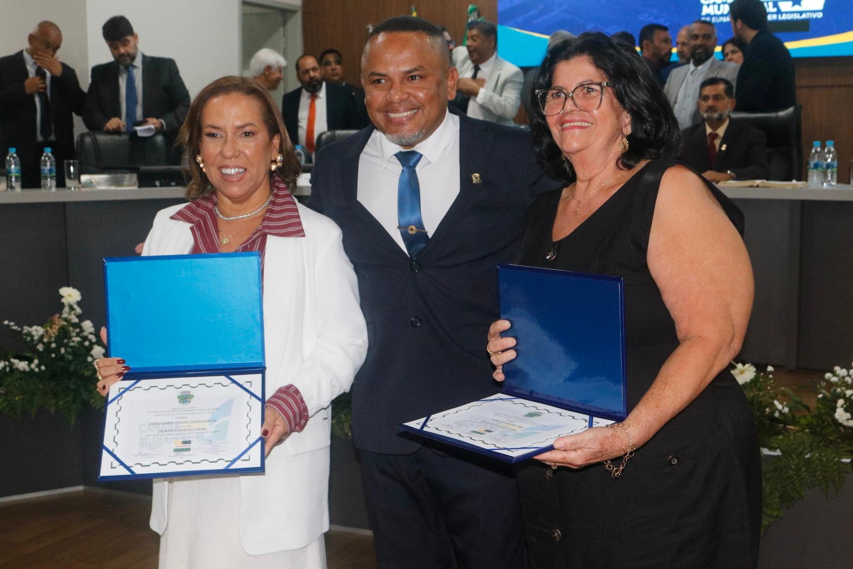 Noite de muita emoção marca entrega de Comenda e Títulos de Cidadania na Câmara de Eunápolis 15