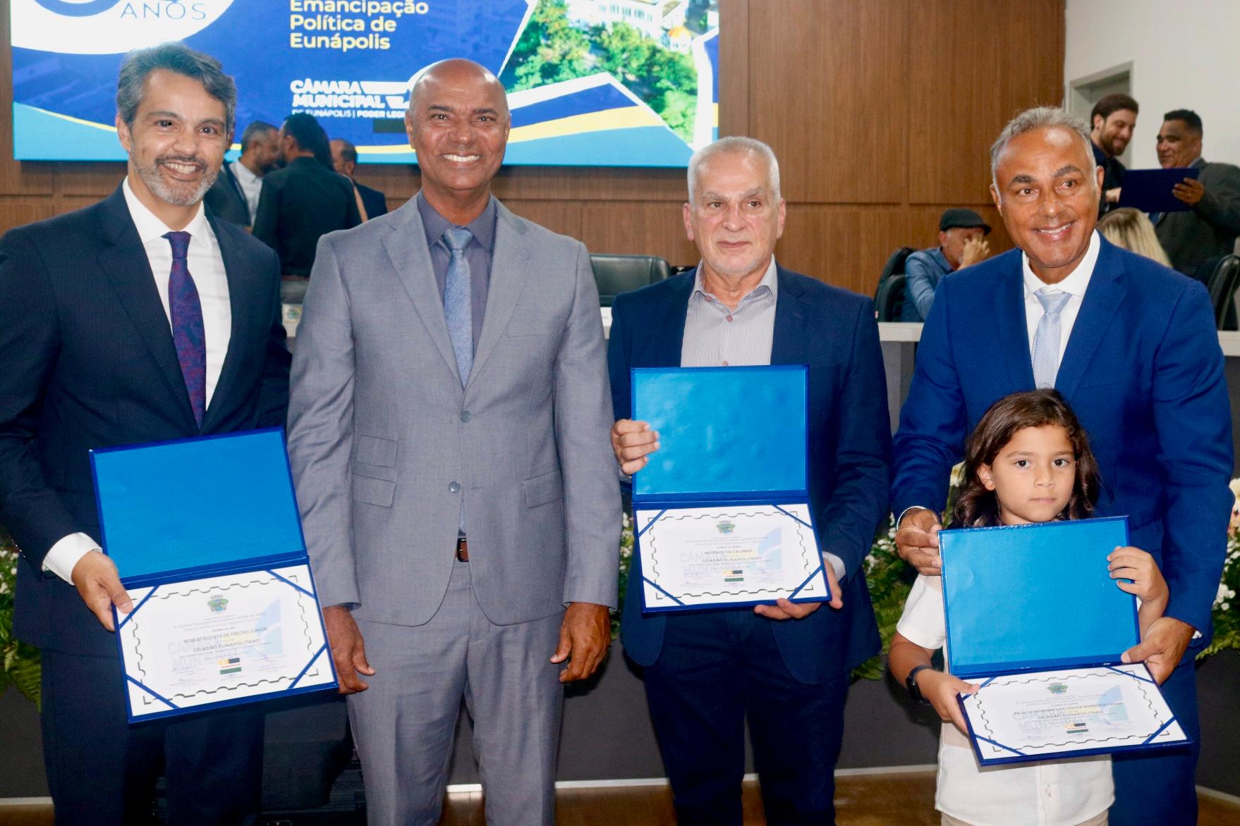 Noite de muita emoção marca entrega de Comenda e Títulos de Cidadania na Câmara de Eunápolis 13