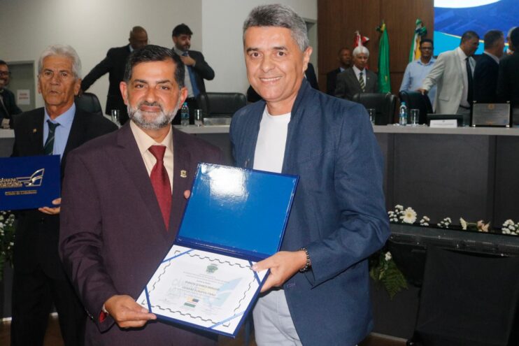 Noite de muita emoção marca entrega de Comenda e Títulos de Cidadania na Câmara de Eunápolis 35