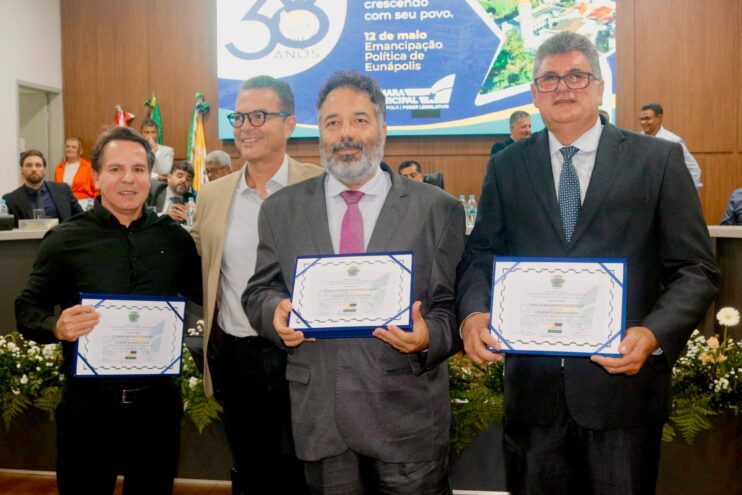 Noite de muita emoção marca entrega de Comenda e Títulos de Cidadania na Câmara de Eunápolis 31