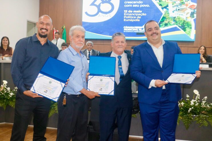 Noite de muita emoção marca entrega de Comenda e Títulos de Cidadania na Câmara de Eunápolis 30
