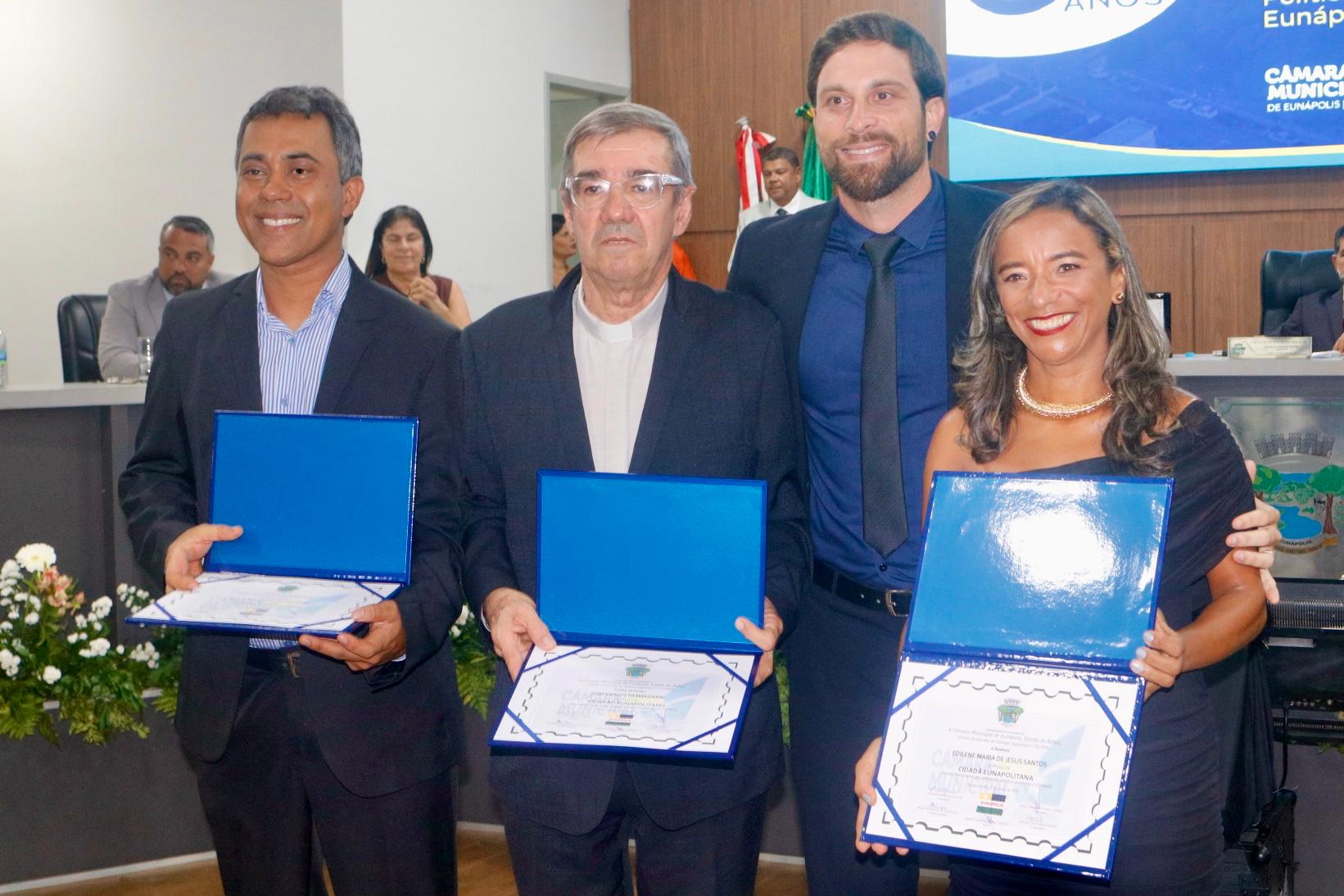 Noite de muita emoção marca entrega de Comenda e Títulos de Cidadania na Câmara de Eunápolis 17