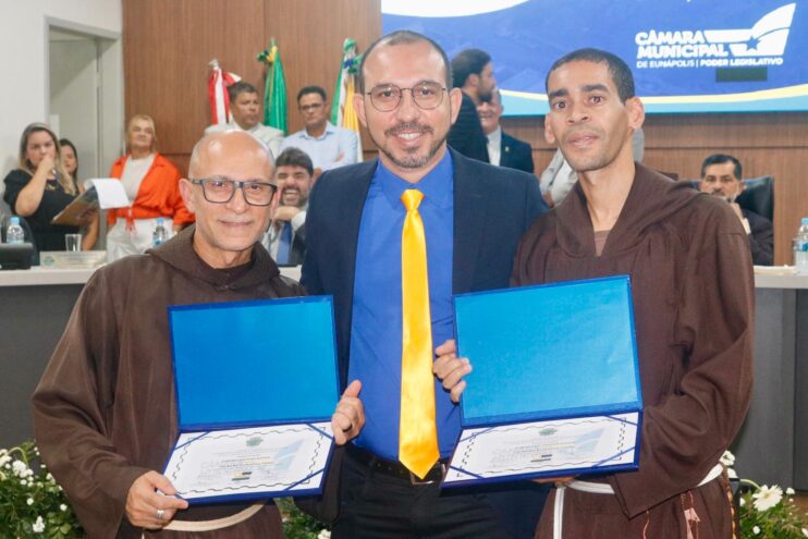 Noite de muita emoção marca entrega de Comenda e Títulos de Cidadania na Câmara de Eunápolis 32