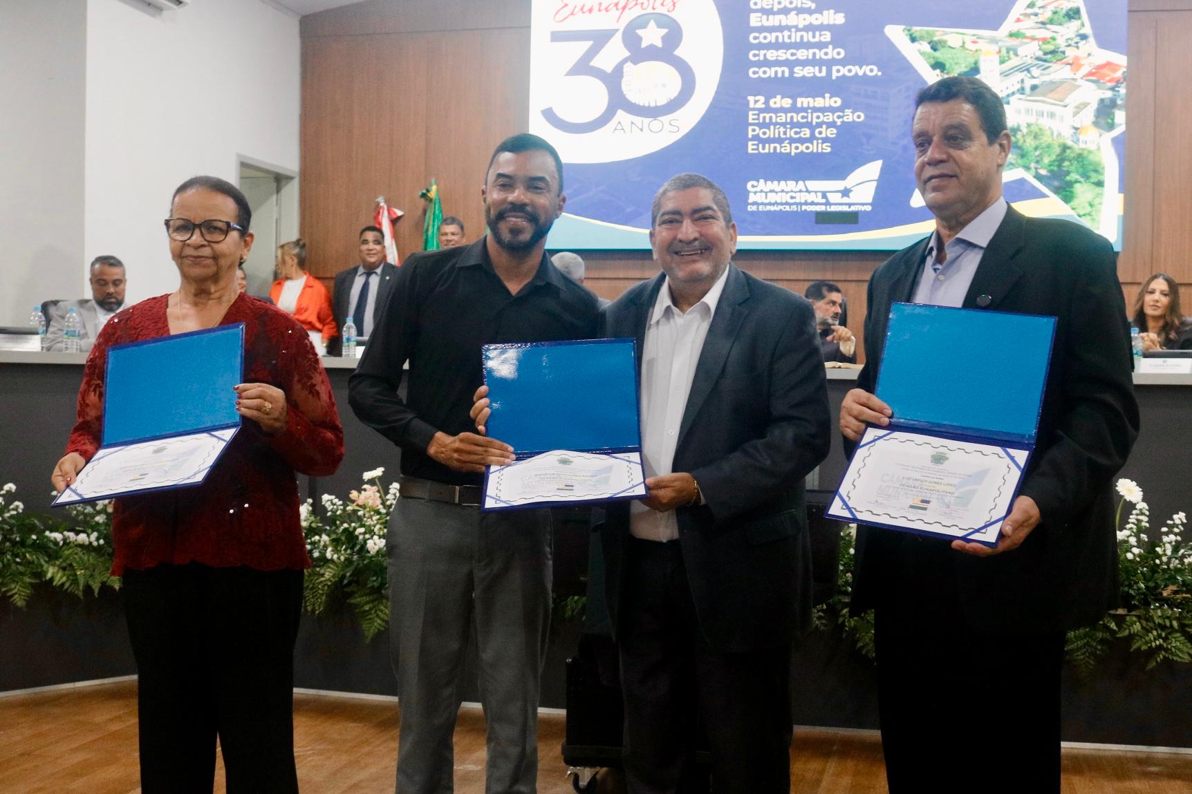 Noite de muita emoção marca entrega de Comenda e Títulos de Cidadania na Câmara de Eunápolis 19