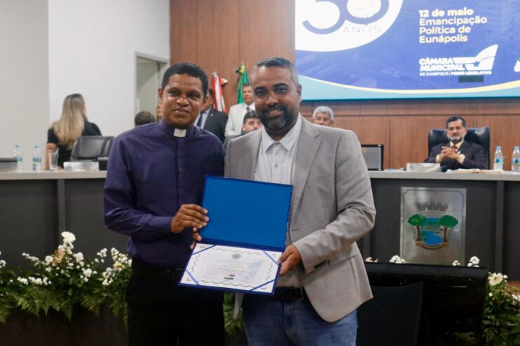 Noite de muita emoção marca entrega de Comenda e Títulos de Cidadania na Câmara de Eunápolis 25