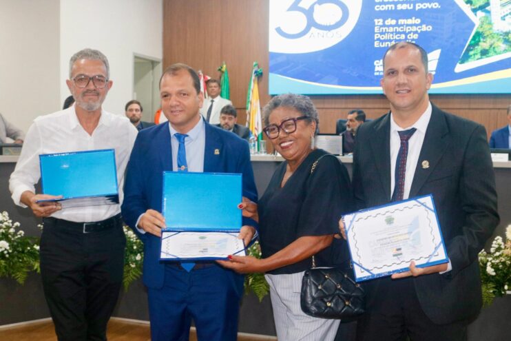 Noite de muita emoção marca entrega de Comenda e Títulos de Cidadania na Câmara de Eunápolis 28