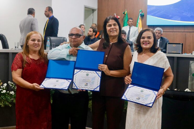 Noite de muita emoção marca entrega de Comenda e Títulos de Cidadania na Câmara de Eunápolis 23