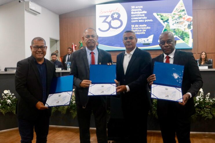 Noite de muita emoção marca entrega de Comenda e Títulos de Cidadania na Câmara de Eunápolis 24