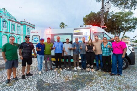 Deputada Cláudia Oliveira entrega ambulância e barracas da economia solidária em Canavieiras 5