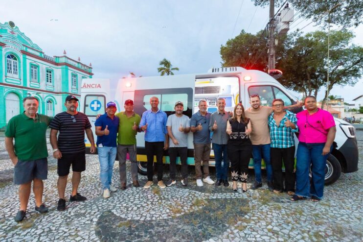 Deputada Cláudia Oliveira entrega ambulância e barracas da economia solidária em Canavieiras Deputada Cláudia Oliveira entrega ambulância e barracas da economia solidária em Canavieiras 4